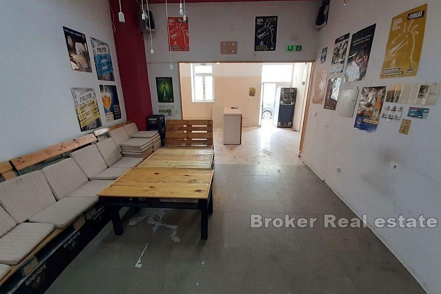 Spazio commerciale sulla costa occidentale di Spalato.