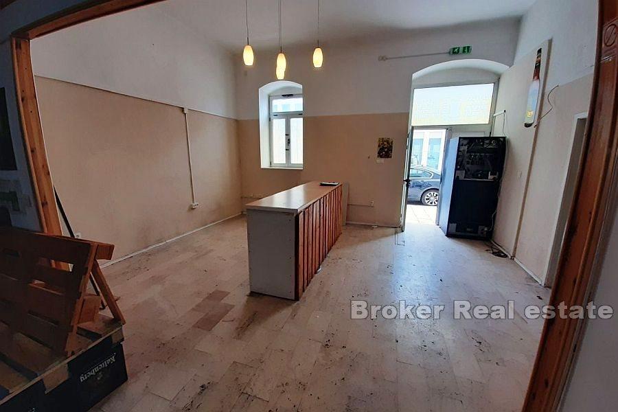 Spazio commerciale sulla costa occidentale di Spalato.