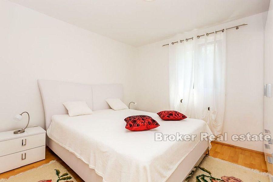 Detached house with sea view