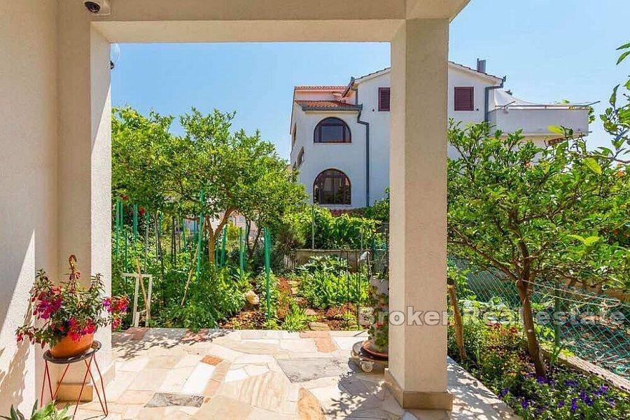 Samostojeća kuća s pogledom na more