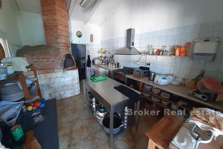 Kamena kuća u prvom redu do mora