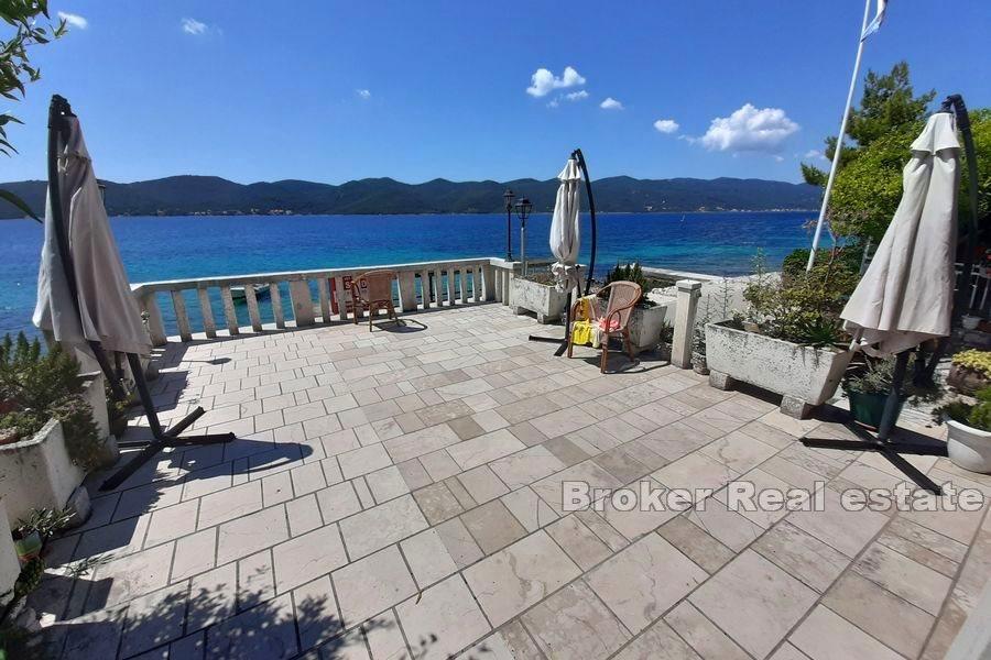 Restaurant in first row to the sea