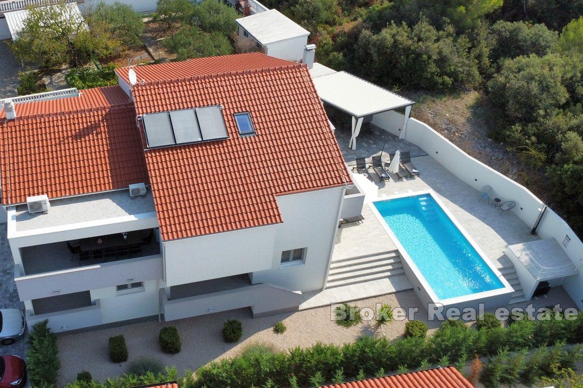 House with pool and sea view