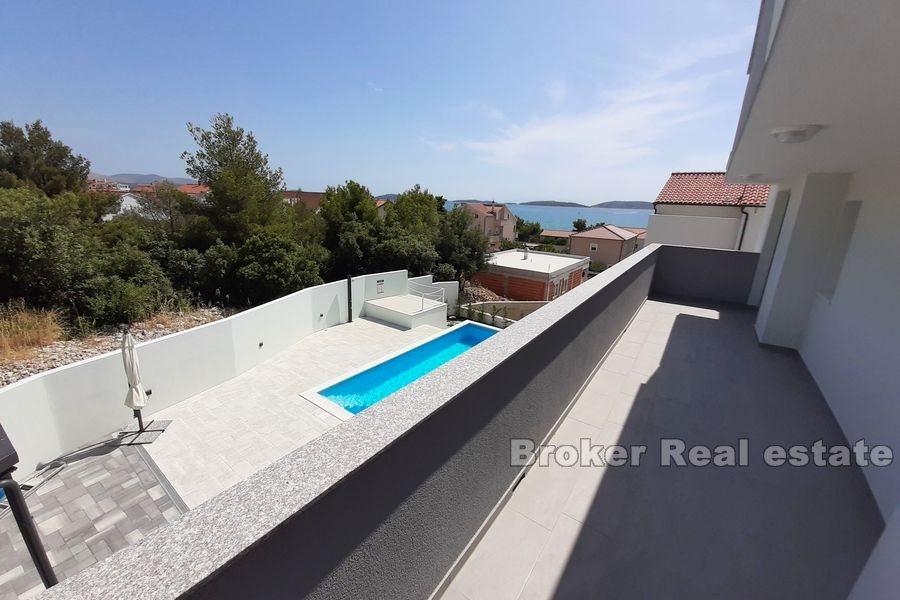 House with pool and sea view