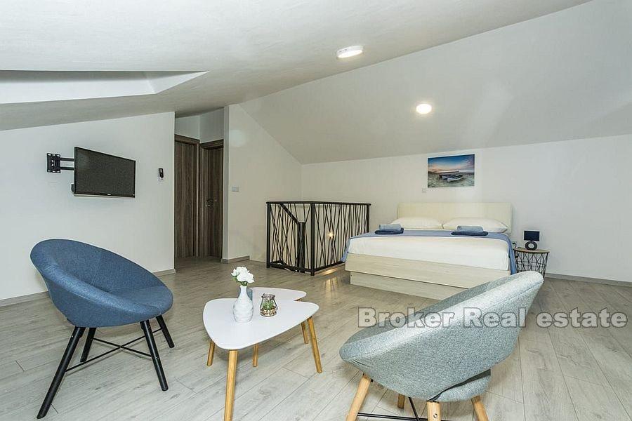 House with pool and sea view