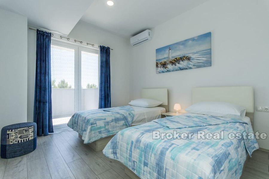 House with pool and sea view