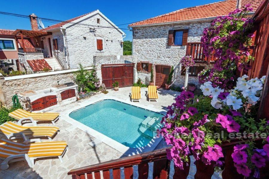 Maison avec appartements et piscine