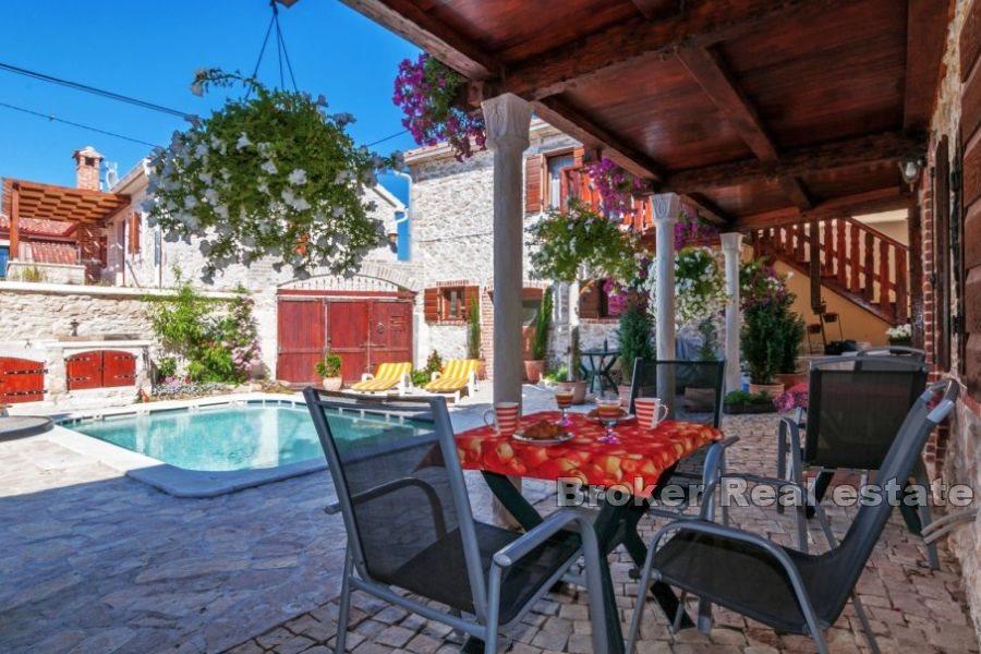 Maison avec appartements et piscine