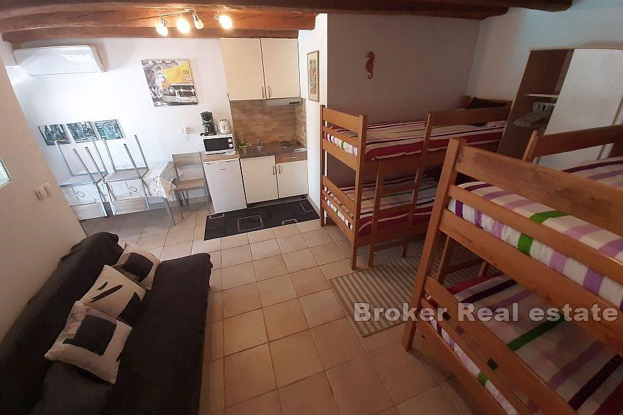 Dom z apartamentami i basenem