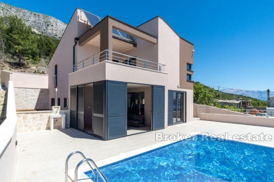 Moderne villa med basseng