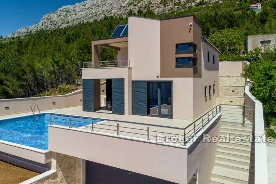 Moderne villa med basseng