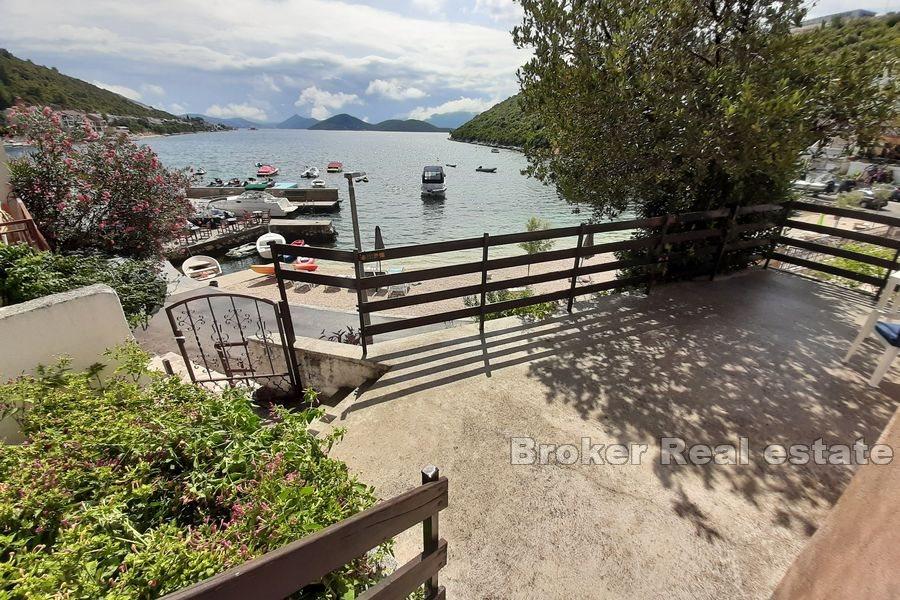 Hus i første rad til sjøen