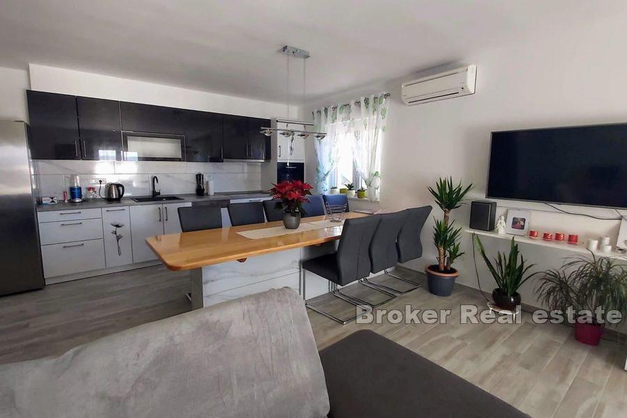 Three bedroom apartment with garden and sea view