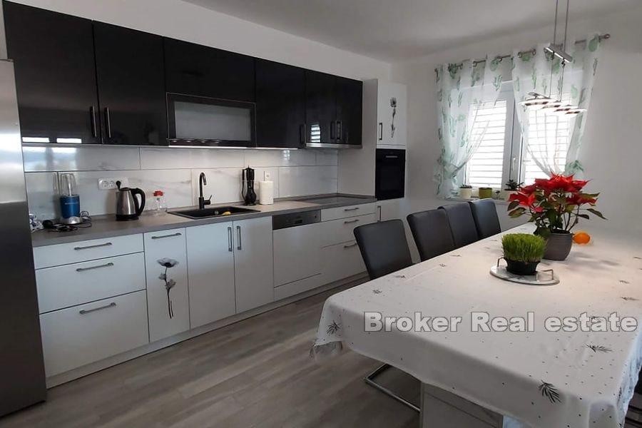 Three bedroom apartment with garden and sea view