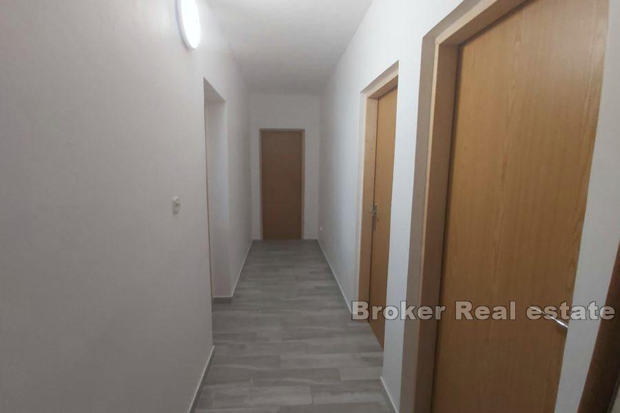 Three bedroom apartment with garden and sea view