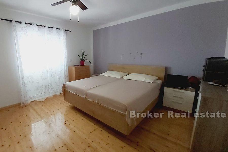 Three bedroom apartment with garden and sea view