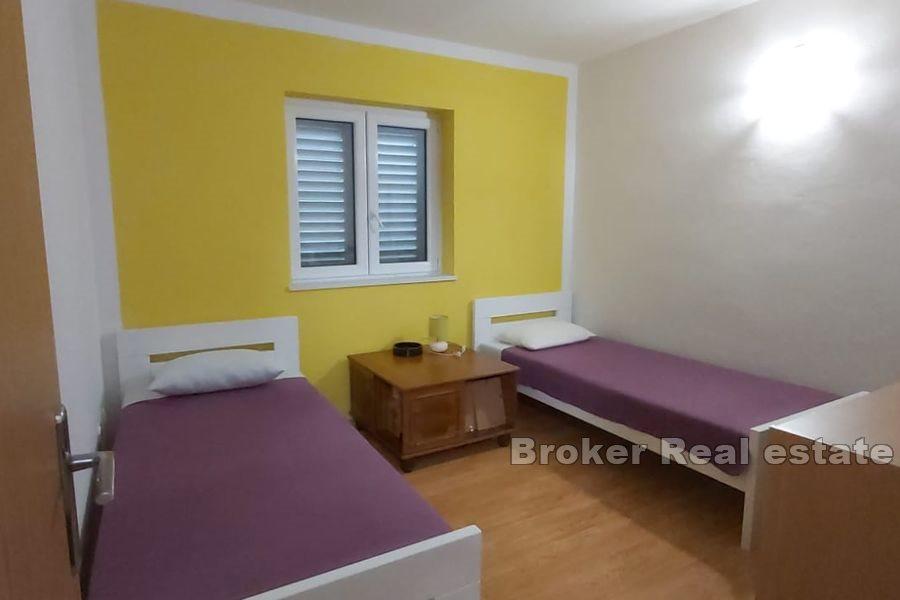 Three bedroom apartment with garden and sea view