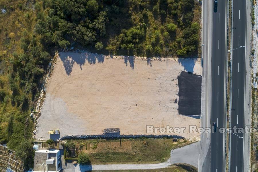 Kommersiell byggmark med havsutsikt