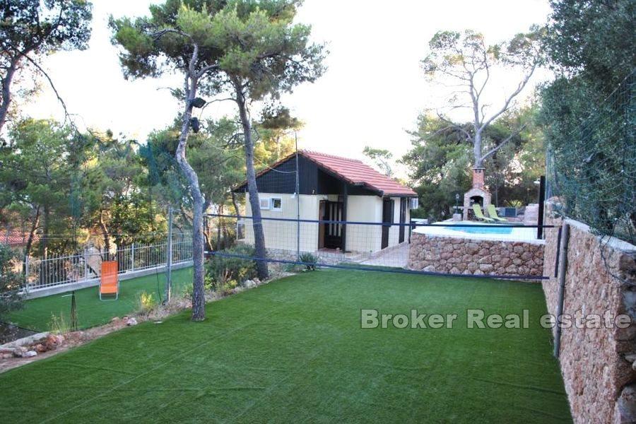 House with pool and sea view