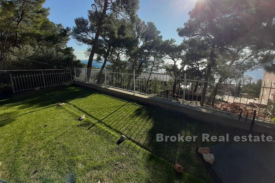 House with pool and sea view
