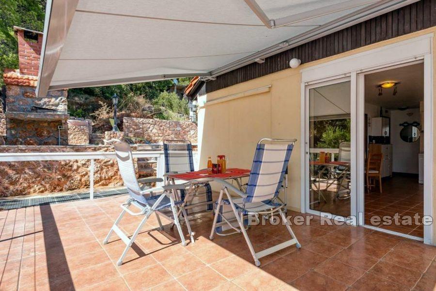 House with pool and sea view