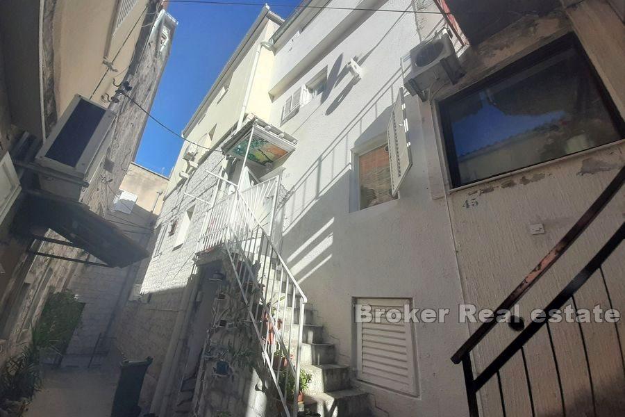 House in a row, on 4 floors