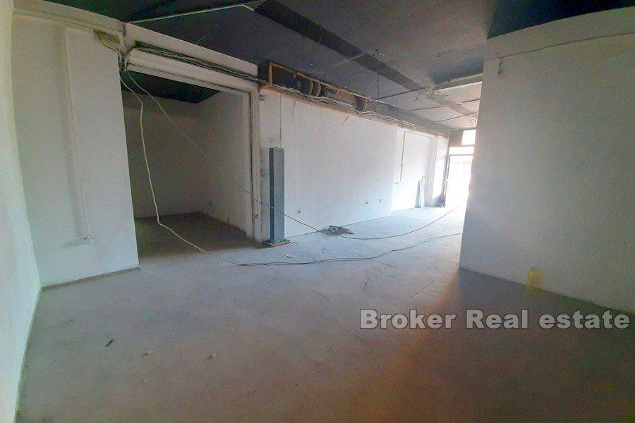 Locale commerciale disposto su due piani