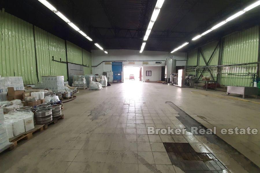 Spacious storage and production space