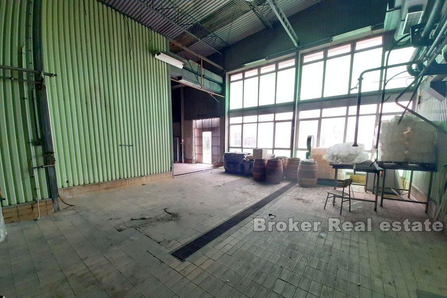 Przestronna przestrzeń magazynowa i produkcyjna