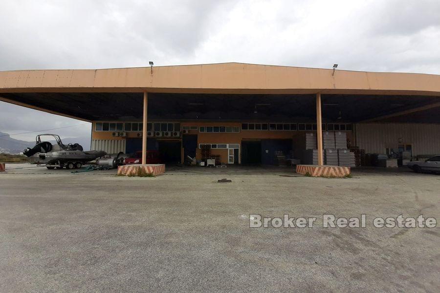 Przestronna przestrzeń magazynowa i produkcyjna