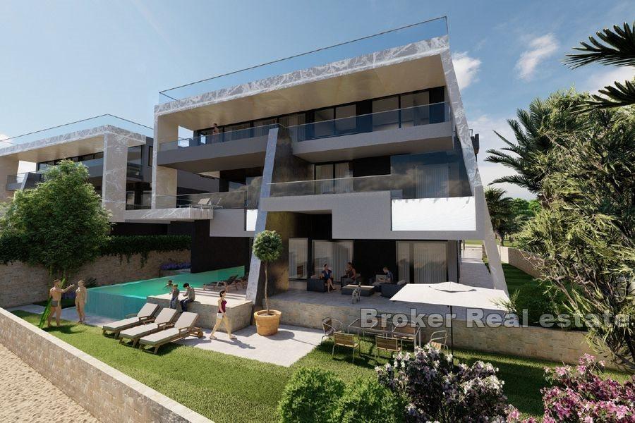 Apartment with pool first row to the sea