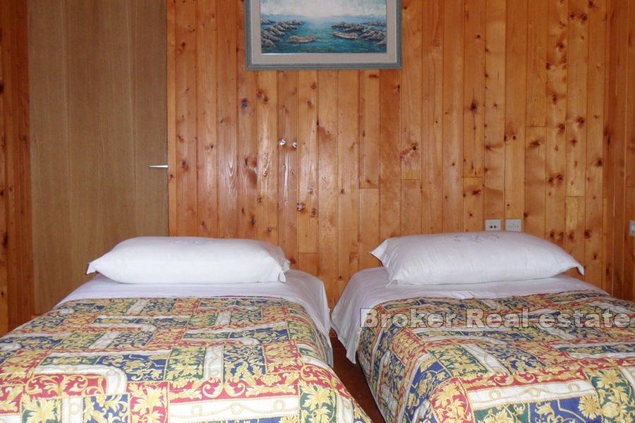 Steinhaus mit Meerblick