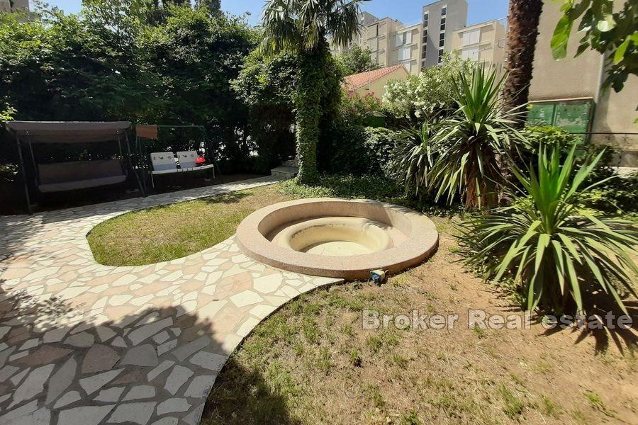 Частный дом с садом в центре