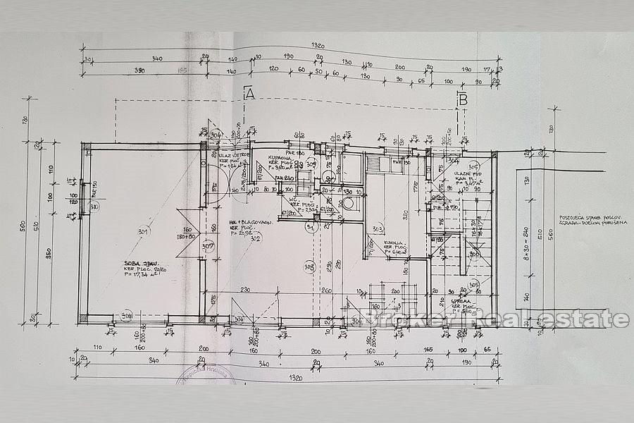 Rohbauhaus in erster Reihe am Meer auf drei Etagen