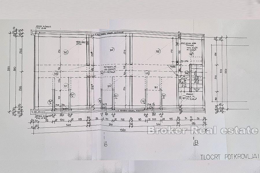 Rohbauhaus in erster Reihe am Meer auf drei Etagen