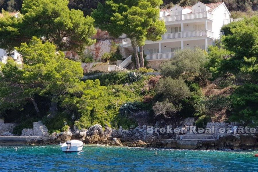 Immeuble indépendant au premier rang en bord de mer