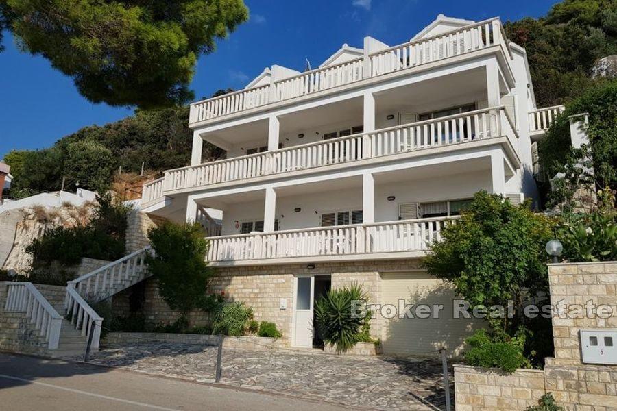 Detached apartment house in the first row by the sea