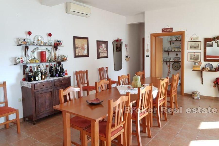 Detached apartment house in the first row by the sea