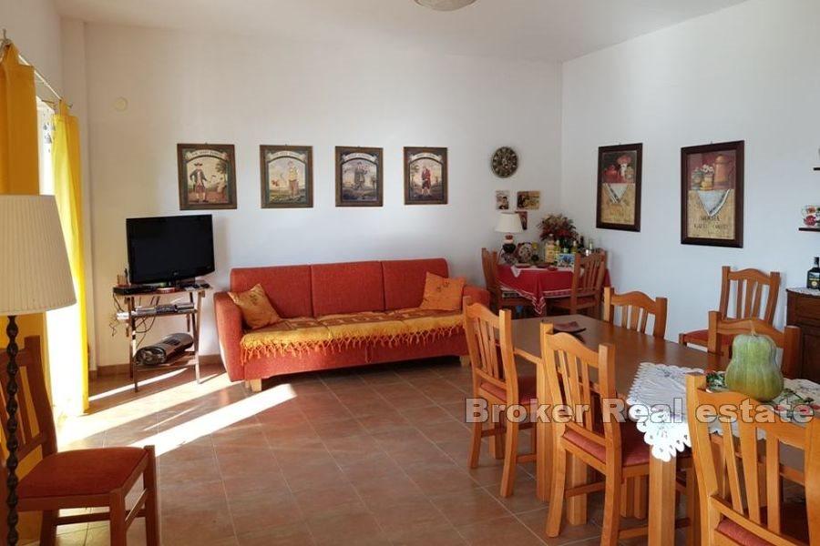 Detached apartment house in the first row by the sea