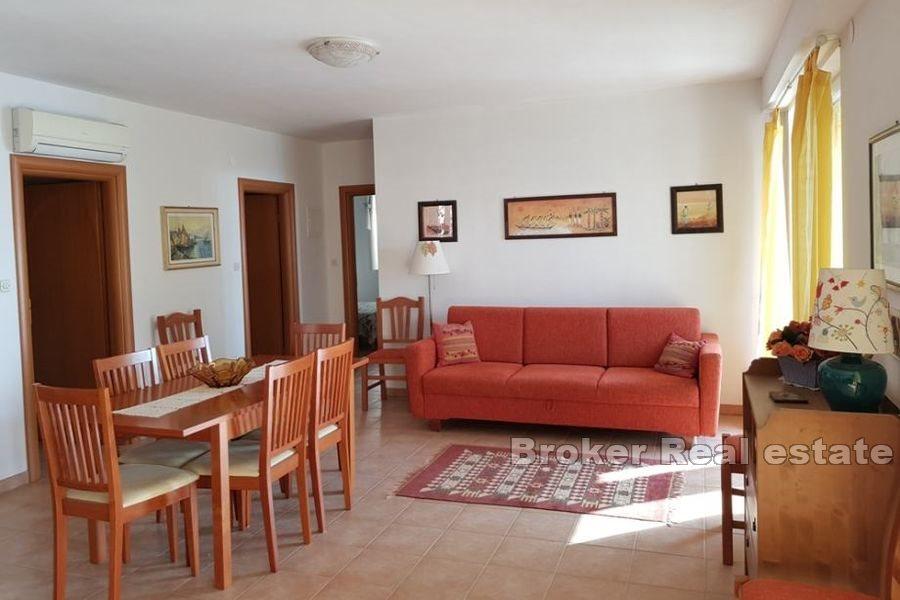 Detached apartment house in the first row by the sea