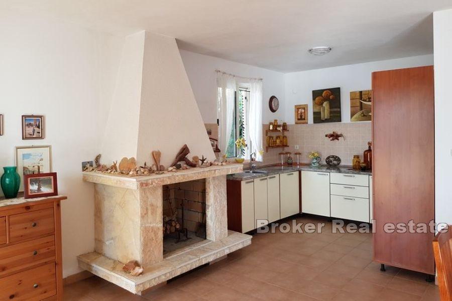 Detached apartment house in the first row by the sea