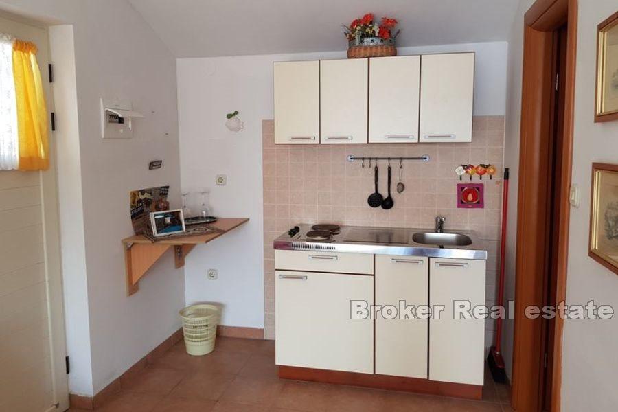 Detached apartment house in the first row by the sea