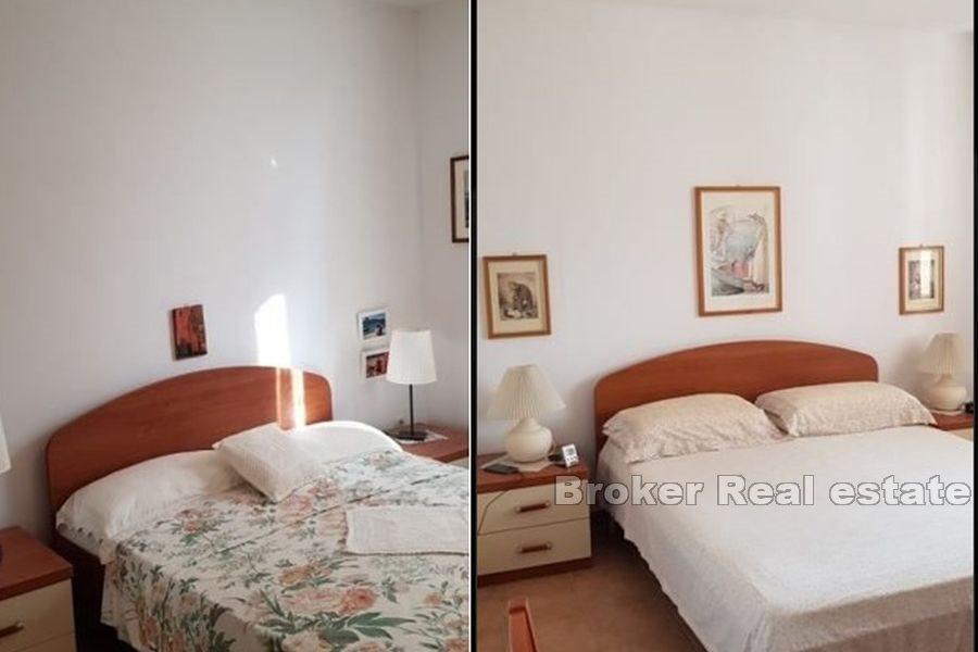 Detached apartment house in the first row by the sea