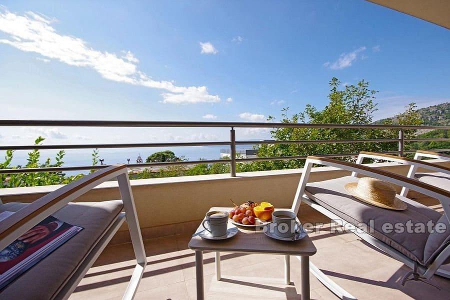 Villa bifamiliare con vista mare aperta