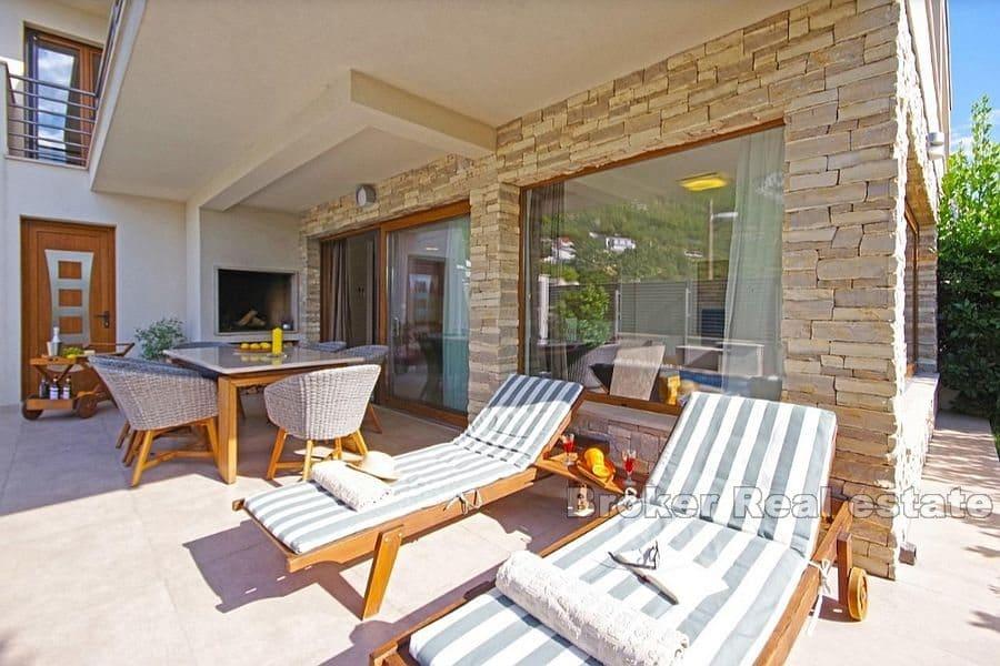 Villa bifamiliare con vista mare aperta