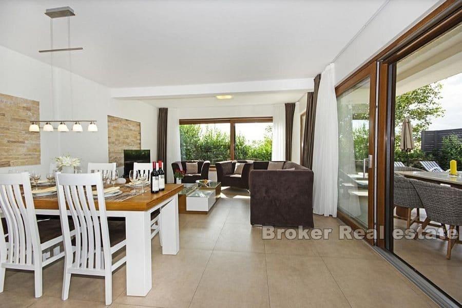 Villa bifamiliare con vista mare aperta