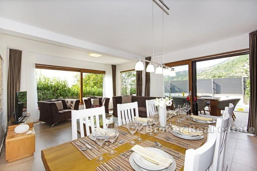 Villa bifamiliare con vista mare aperta