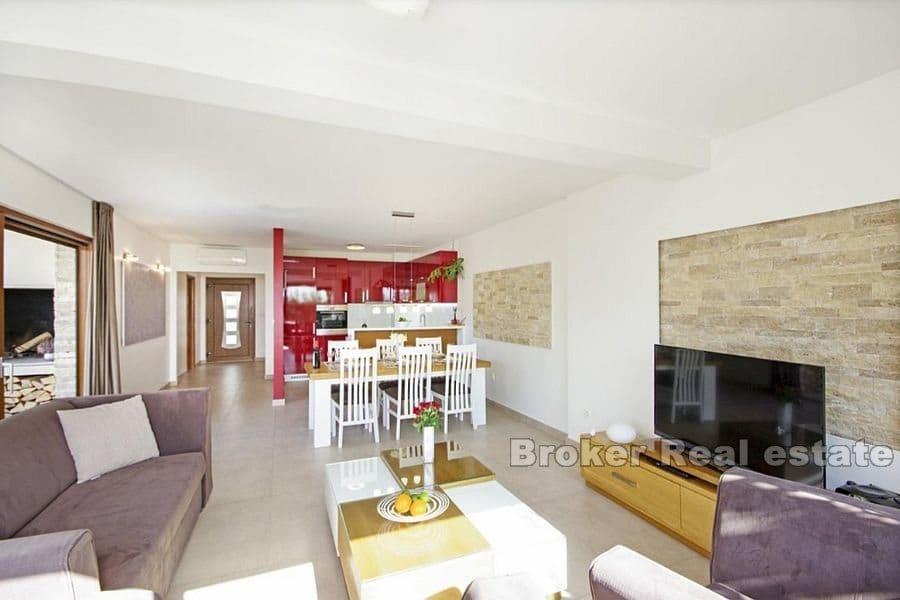 Villa bifamiliare con vista mare aperta