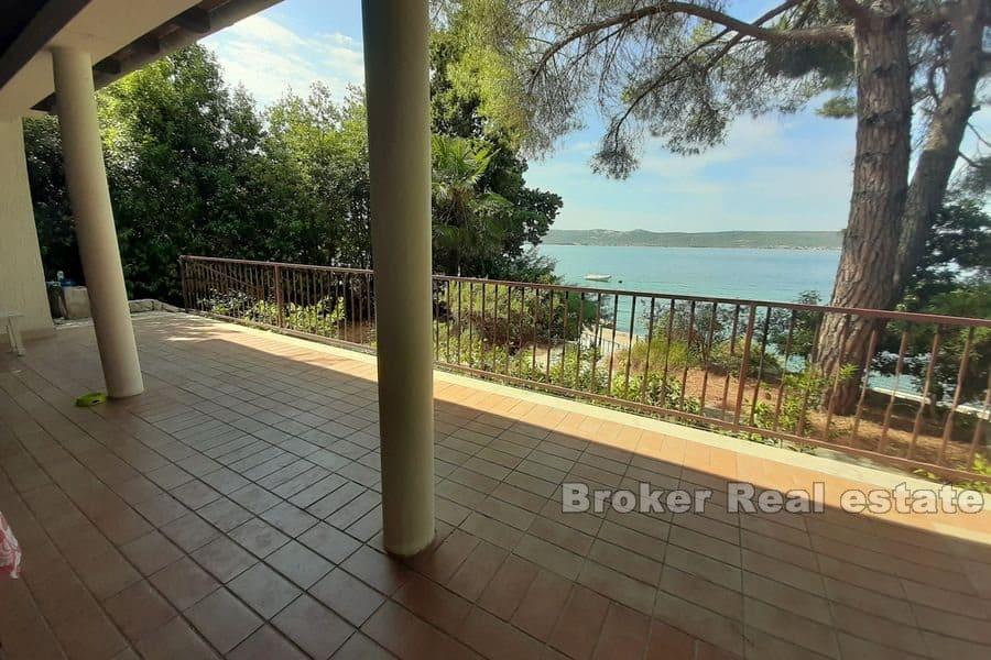 Hus i første rad ved sjøen