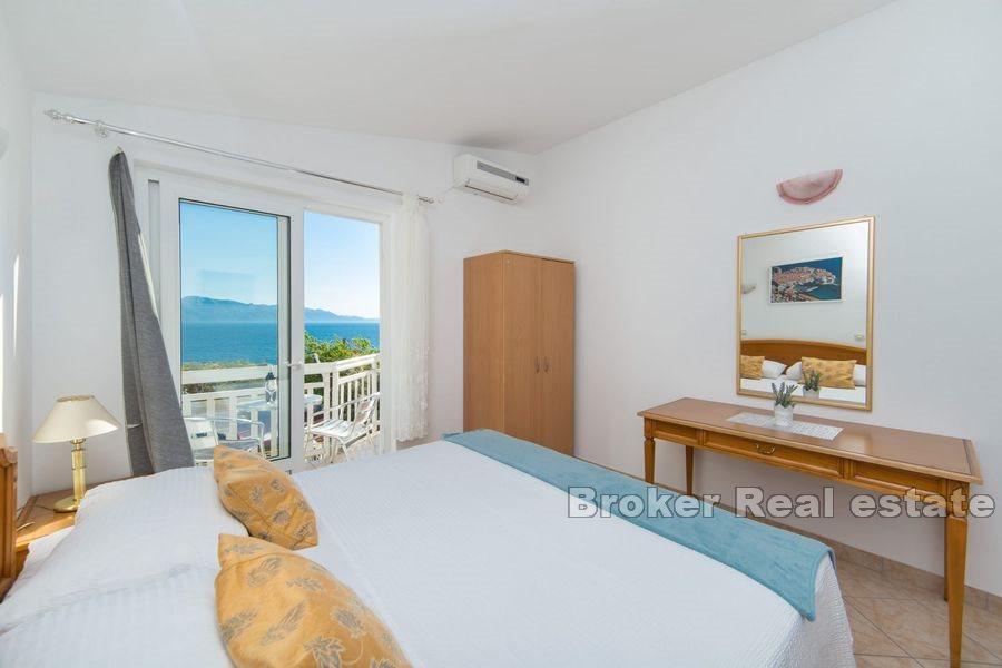 Dom z apartamentami z widokiem na morze